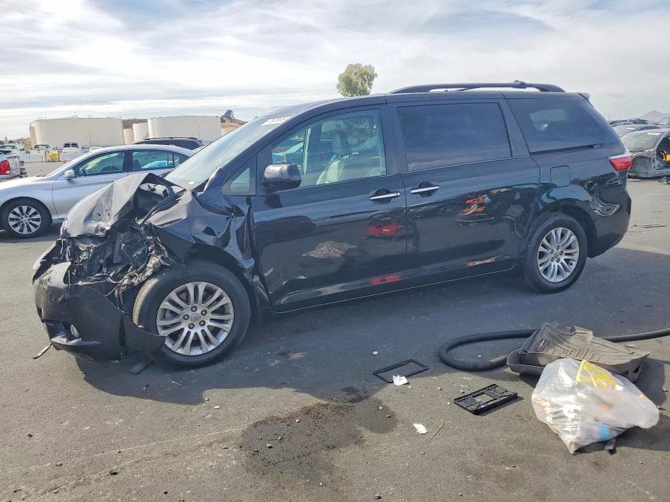 2017 TOYOTA SIENNA XLE PREMIUM 8-PASSENGER - 1