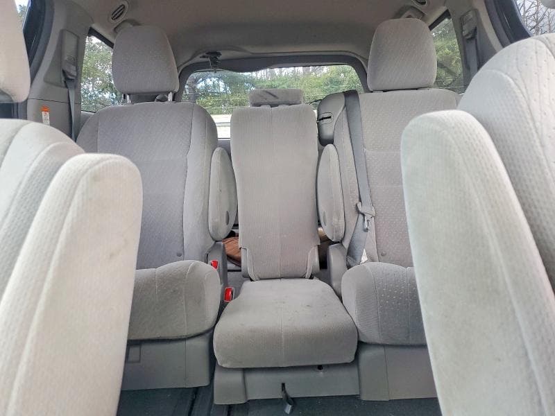2017 TOYOTA SIENNA LE 10