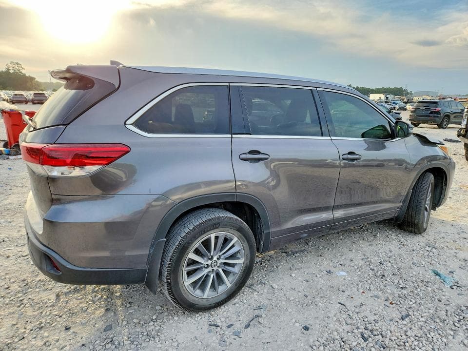 2017 TOYOTA HIGHLANDER XLE 3