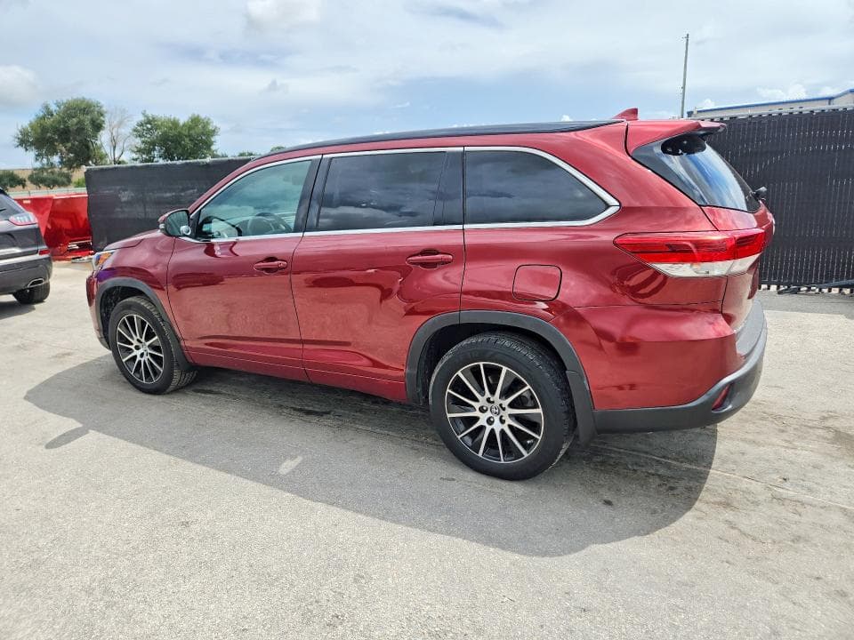 2018 TOYOTA HIGHLANDER SE 2