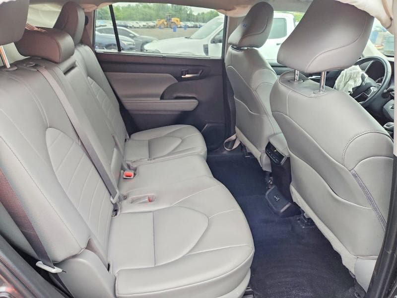 2022 TOYOTA HIGHLANDER XLE 11