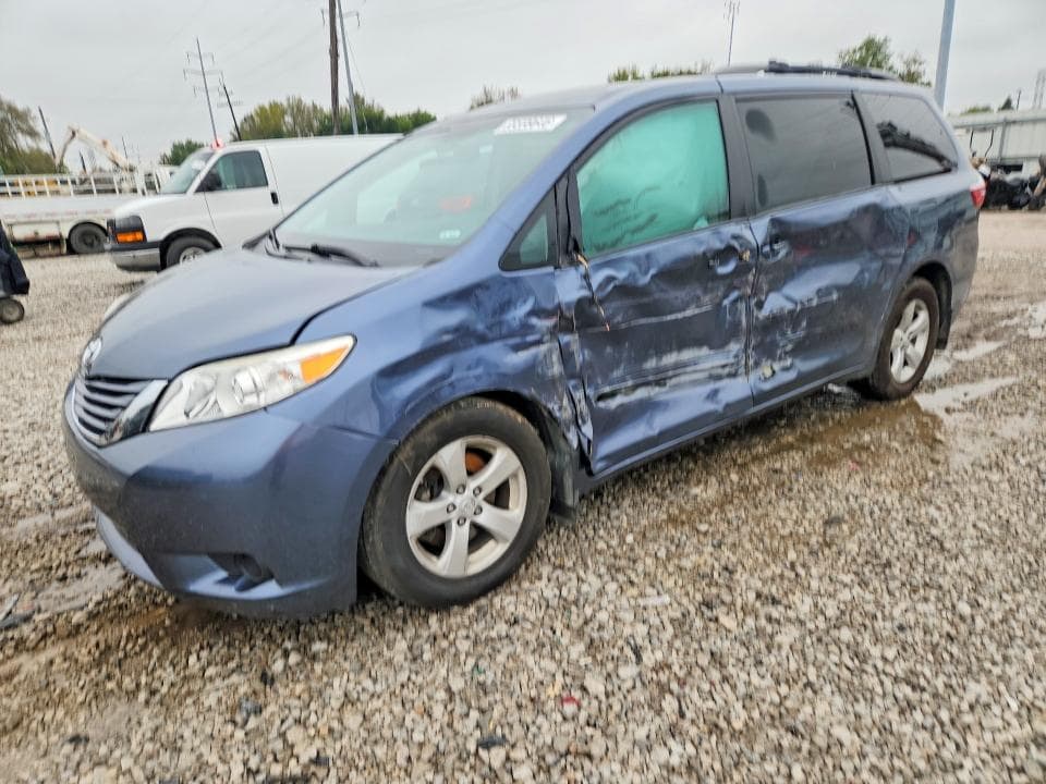 2017 TOYOTA SIENNA LE - 1
