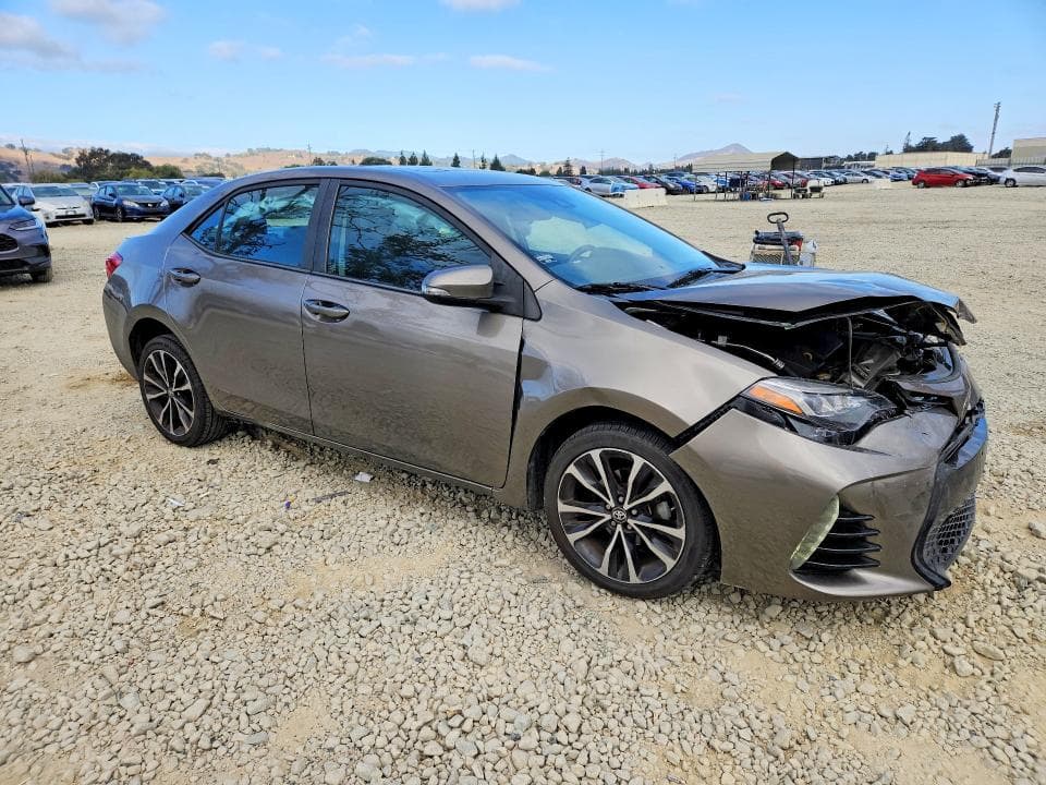 2017 TOYOTA COROLLA SE 4