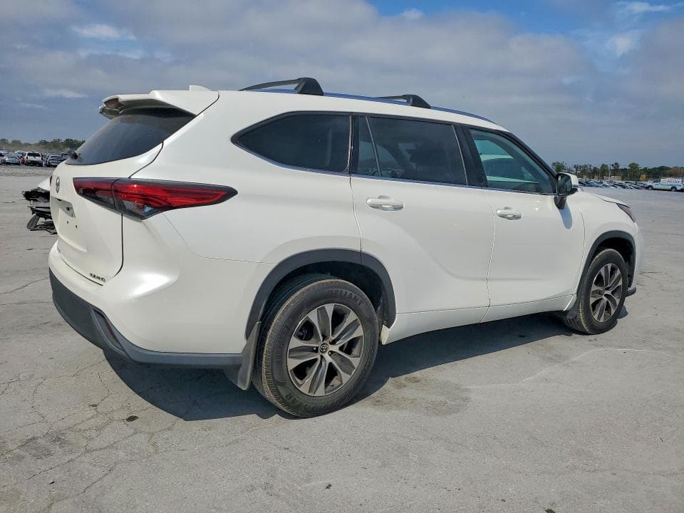 2021 TOYOTA HIGHLANDER XLE 3