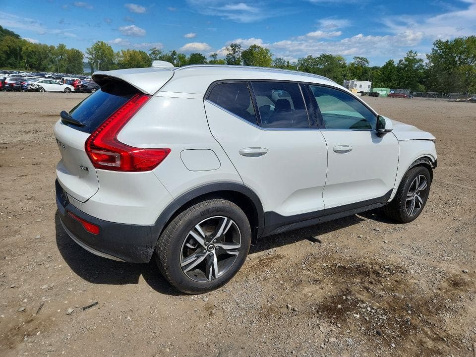 2025 VOLVO XC40 CORE 3