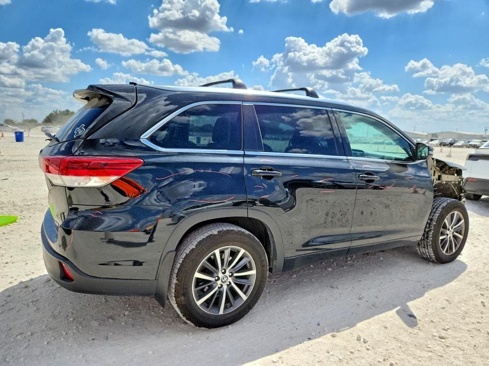 2018 TOYOTA HIGHLANDER XLE 3