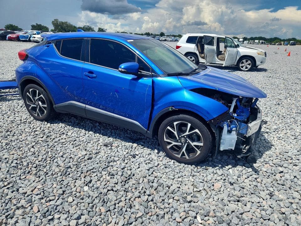 2020 TOYOTA C-HR XLE 4