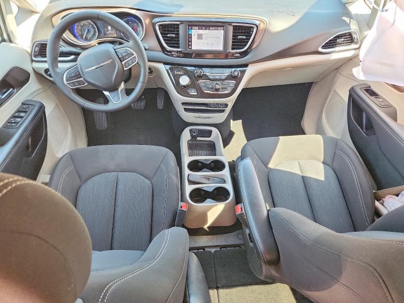 2024 CHRYSLER VOYAGER LX 8