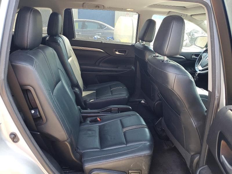 2017 TOYOTA HIGHLANDER SE 11