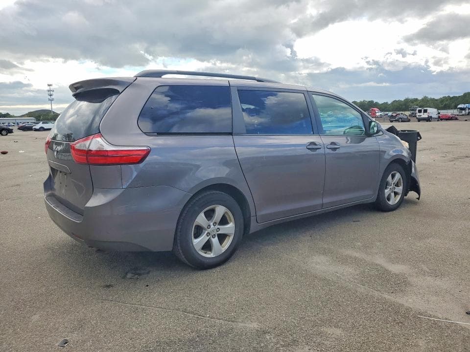 2017 TOYOTA SIENNA LE 3