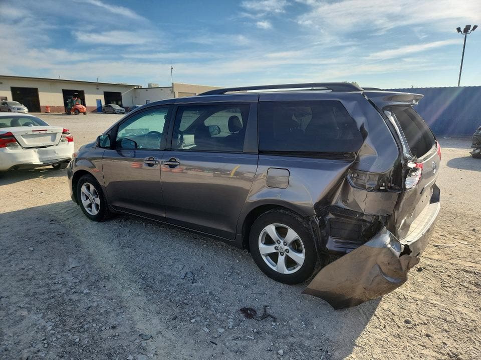 2017 TOYOTA SIENNA 2