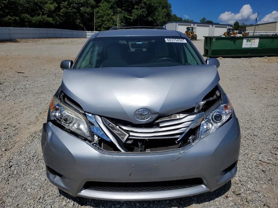 2017 TOYOTA SIENNA LE 5