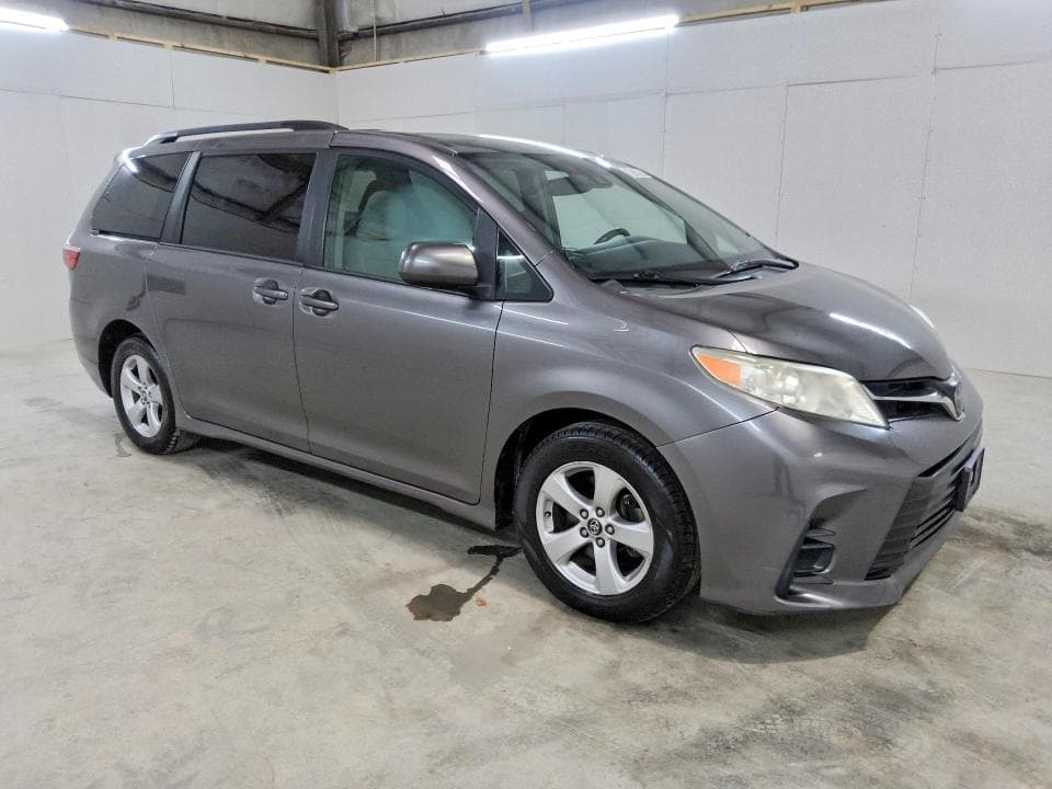 2019 TOYOTA SIENNA LE 4