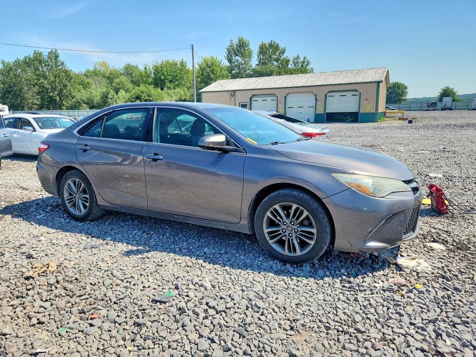 2017 TOYOTA CAMRY SE 4