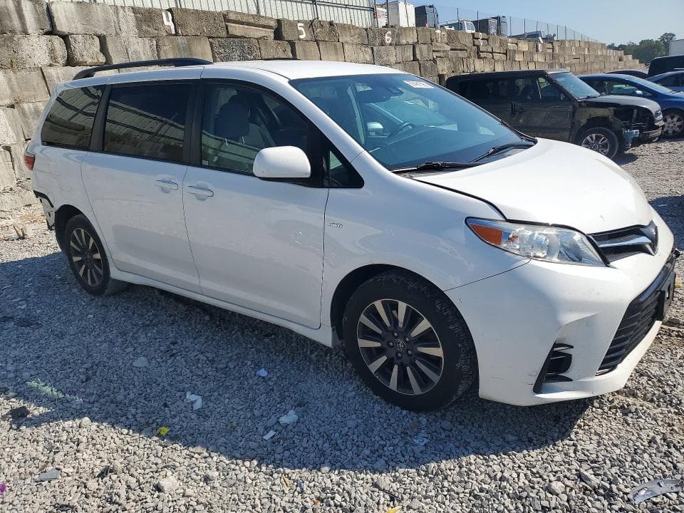 2018 TOYOTA SIENNA LE 4