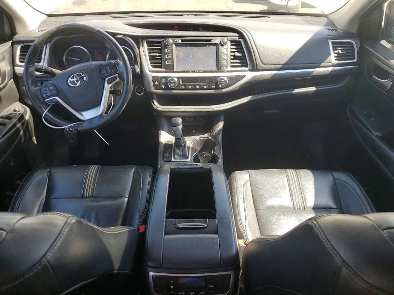 2017 TOYOTA HIGHLANDER SE 8