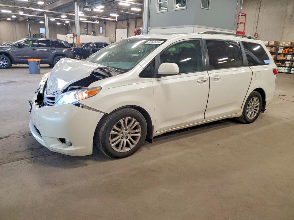 2017 TOYOTA SIENNA XLE PREMIUM 8-PASSENGER