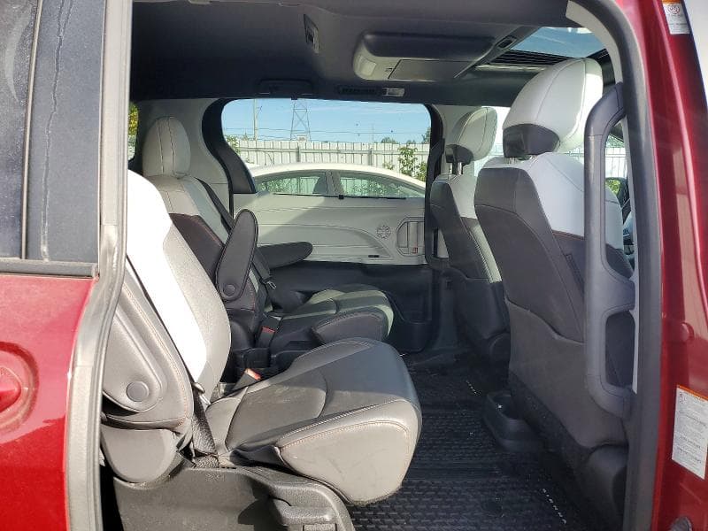2022 TOYOTA SIENNA LE 11