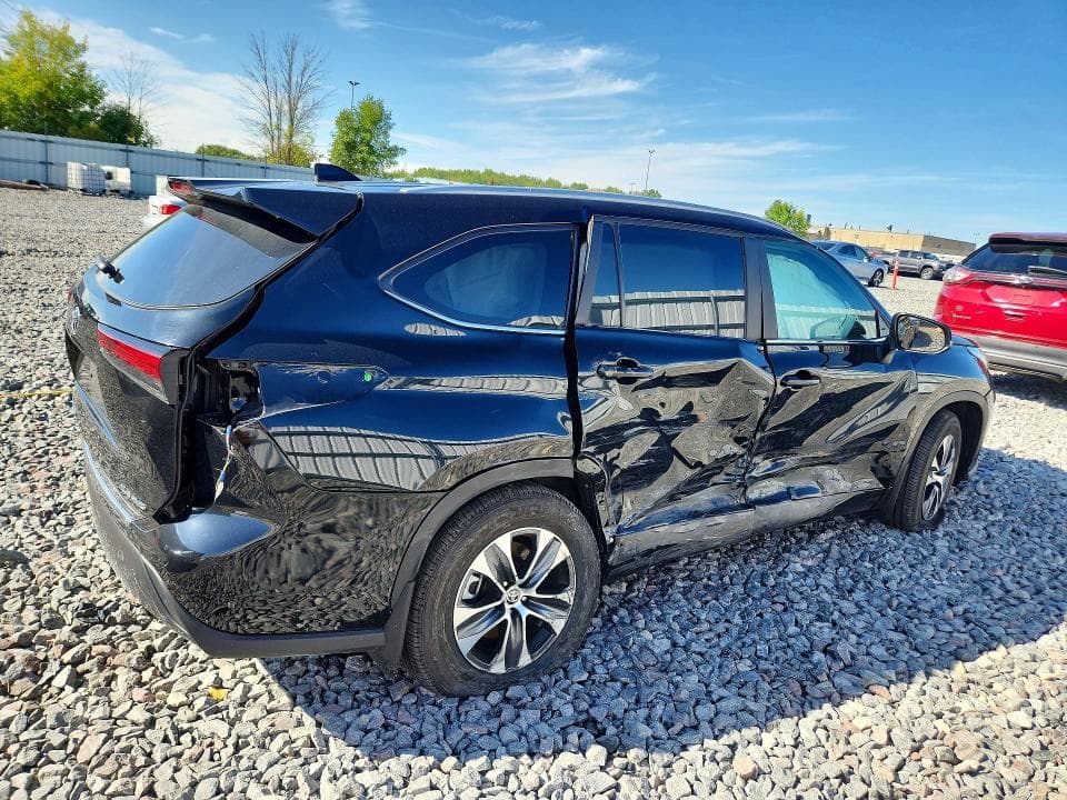 2023 TOYOTA HIGHLANDER XLE 3