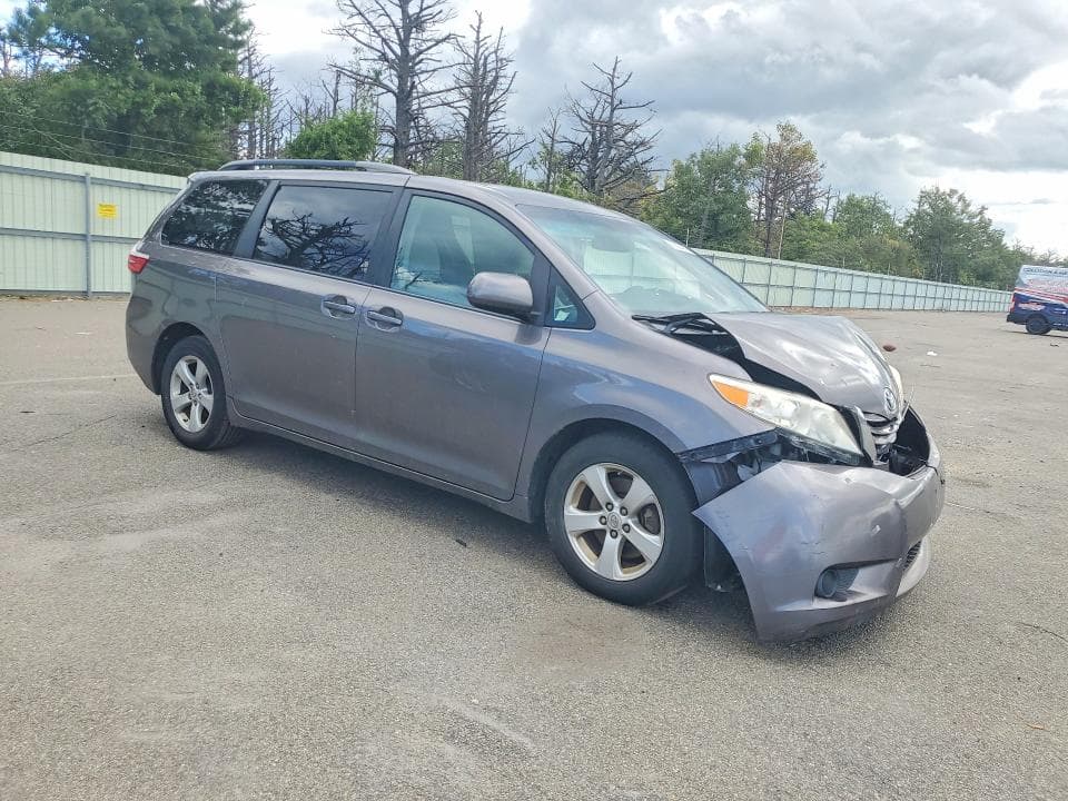 2017 TOYOTA SIENNA LE 4
