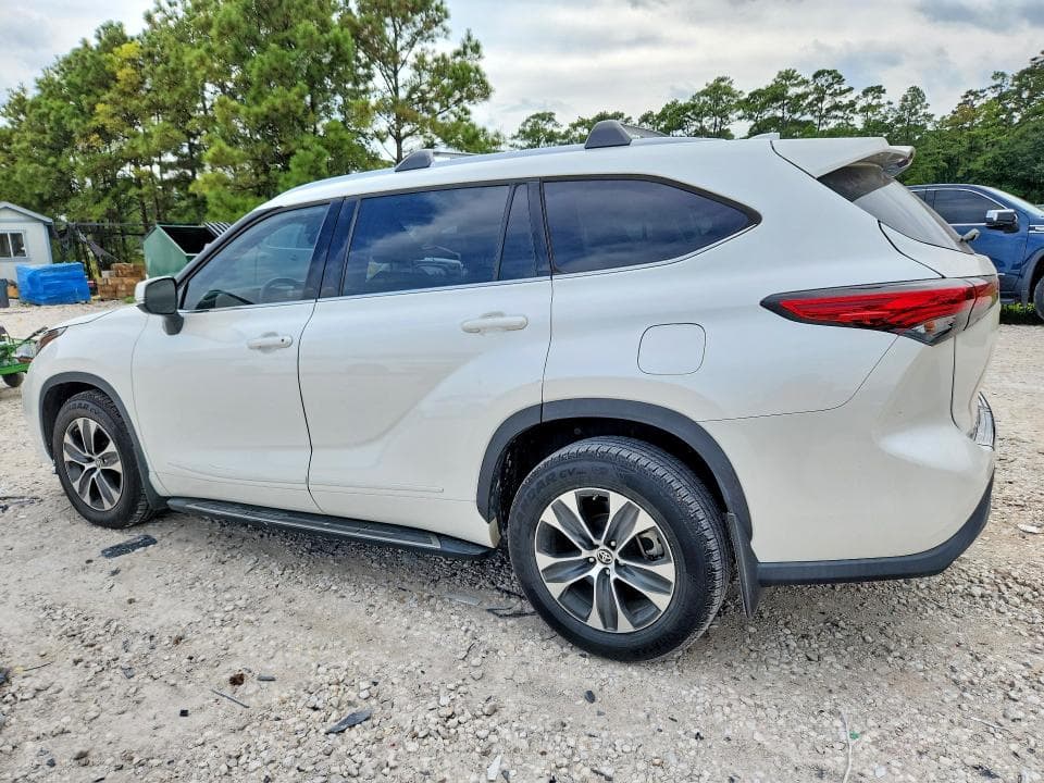 2021 TOYOTA HIGHLANDER XLE 2