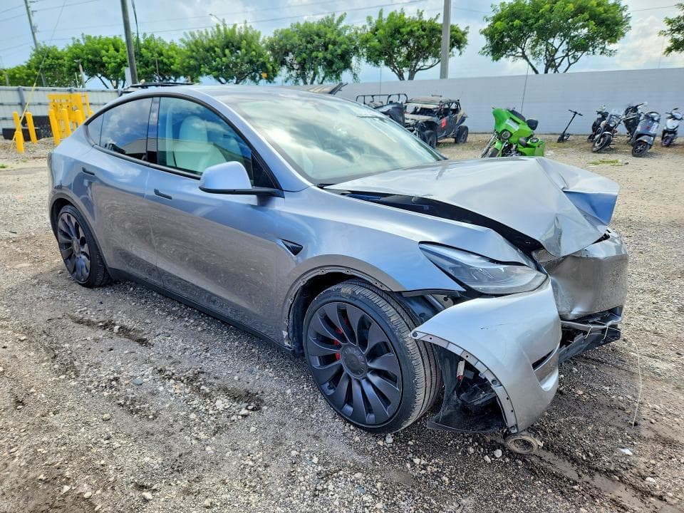 2025 TESLA MODEL Y 4