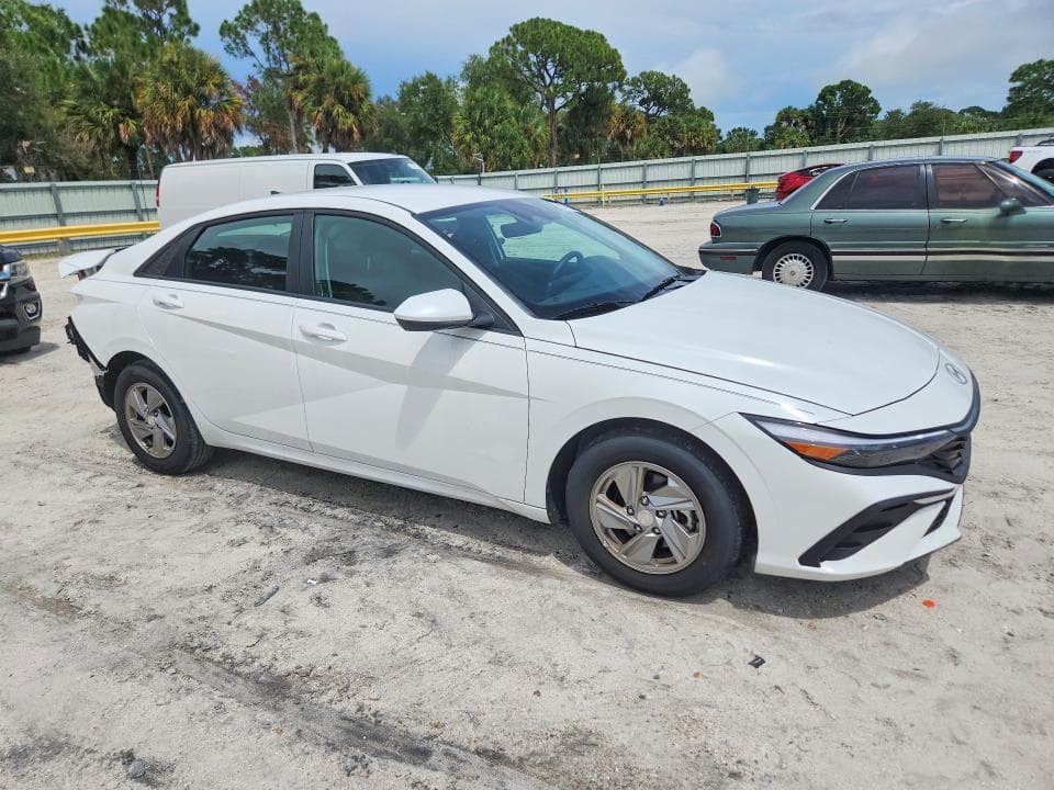 2025 HYUNDAI ELANTRA SE 4