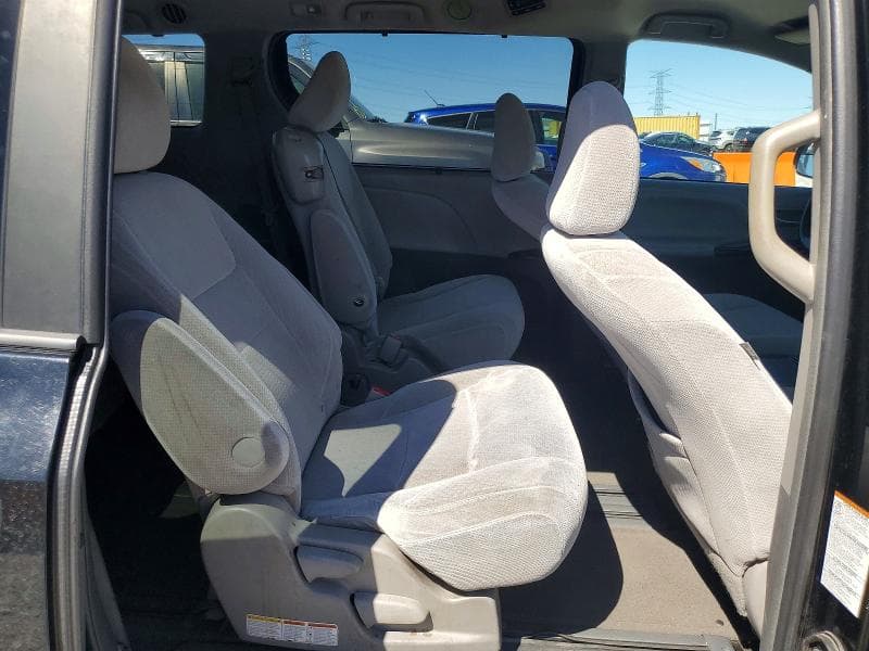 2017 TOYOTA SIENNA LE 11