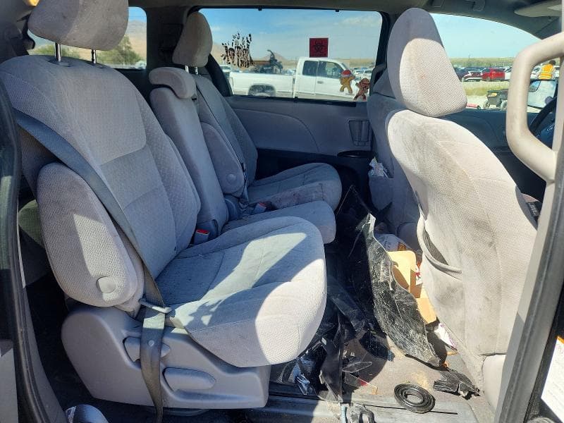 2020 TOYOTA SIENNA LE 11