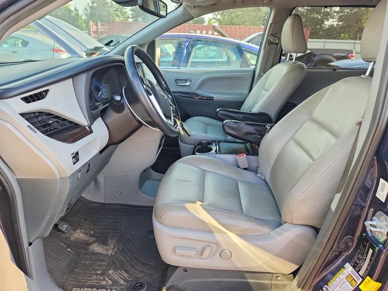 2019 TOYOTA SIENNA XLE 8-PASSENGER 7