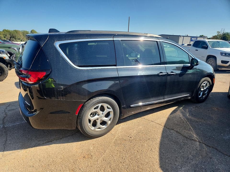 2023 CHRYSLER PACIFICA LIMITED 3