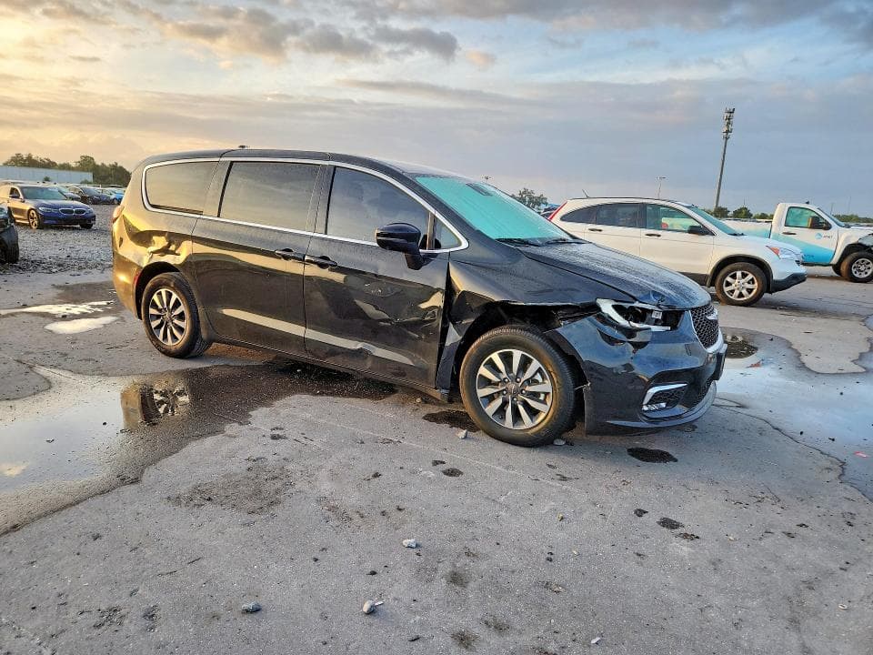 2023 CHRYSLER PACIFICA HYBRID TOURING L 4