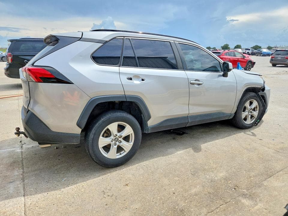 2019 TOYOTA RAV4 XLE 3