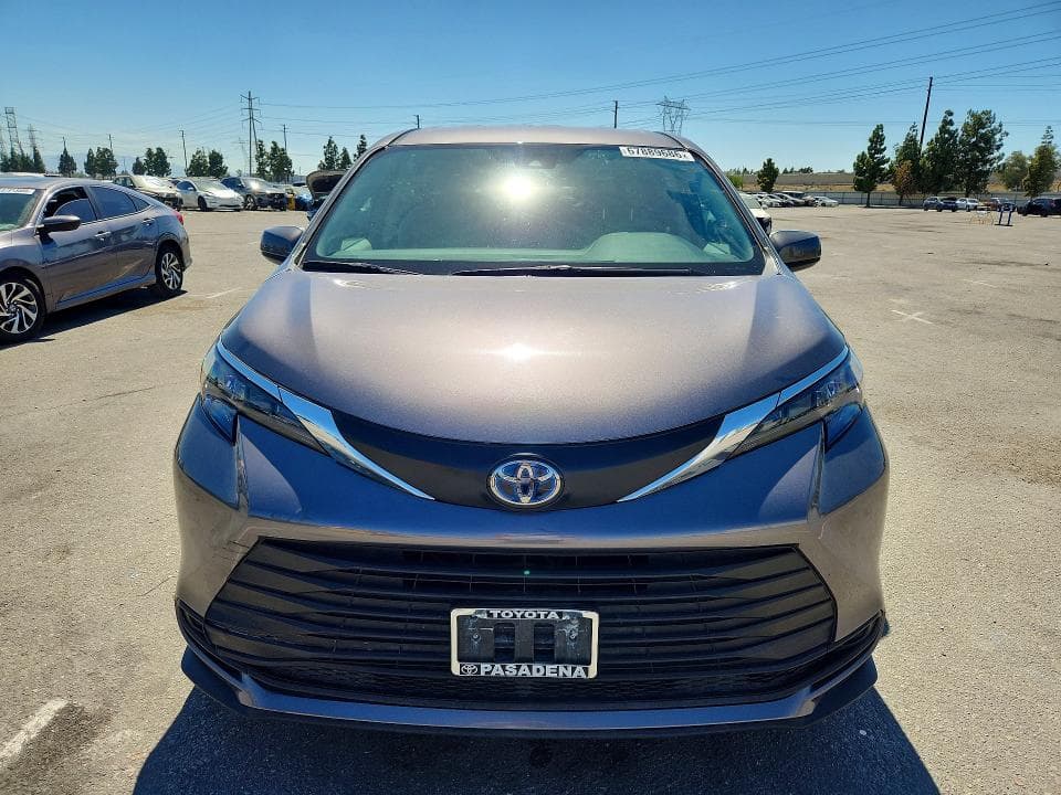 2024 TOYOTA SIENNA LE 5
