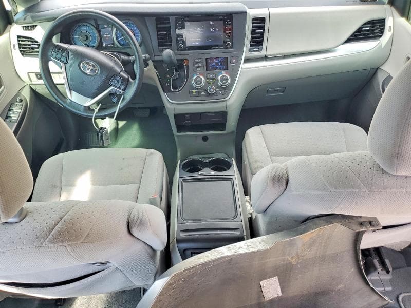2020 TOYOTA SIENNA LE 8