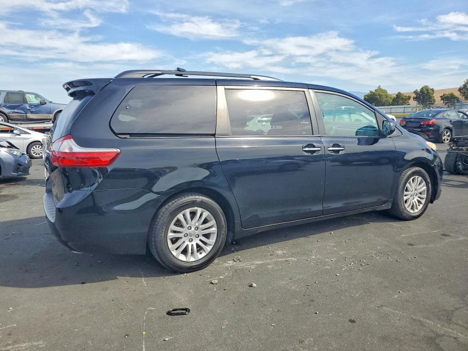 2017 TOYOTA SIENNA XLE PREMIUM 8-PASSENGER 3