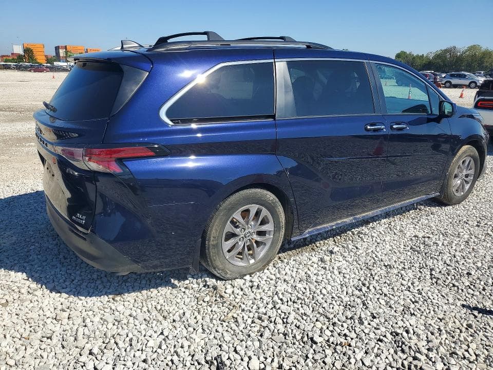 2022 TOYOTA SIENNA XLE 3