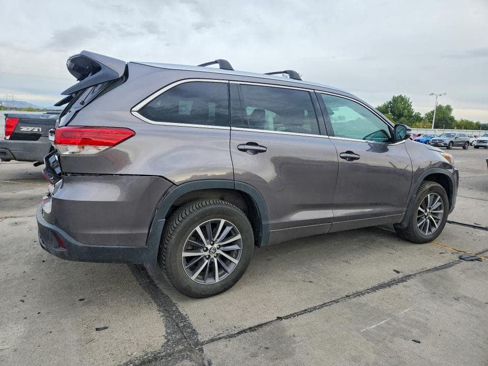 2018 TOYOTA HIGHLANDER XLE 3