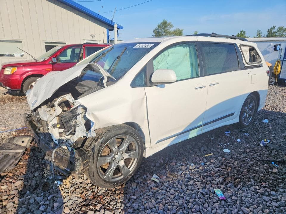 2017 TOYOTA SIENNA SE