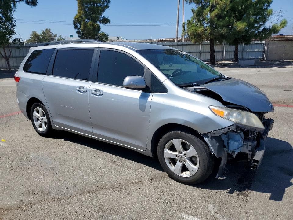 2017 TOYOTA SIENNA LE 4