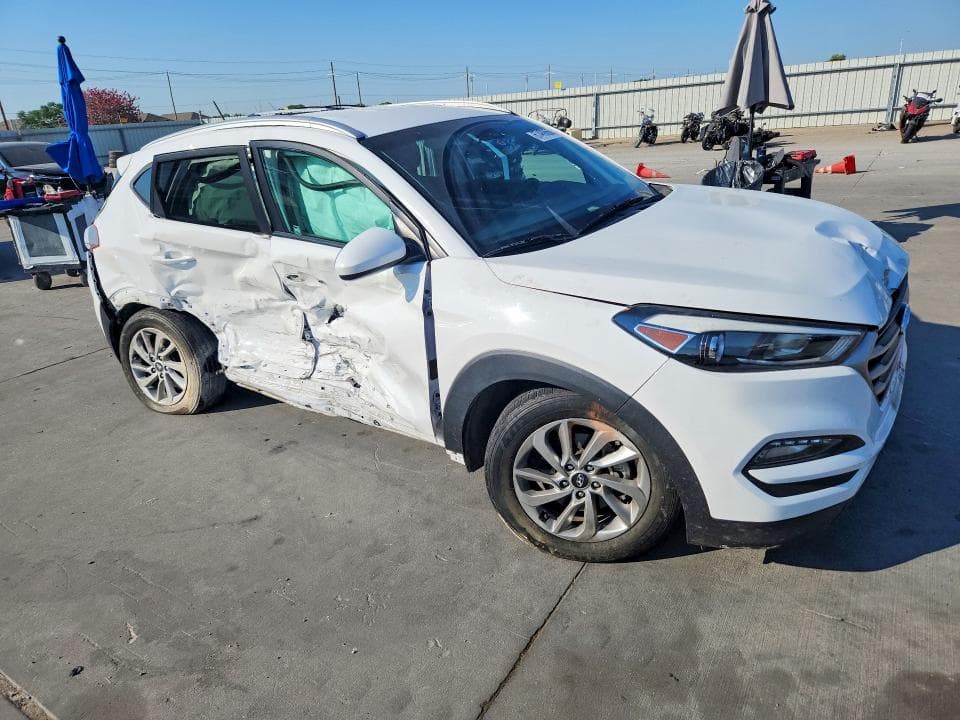 2017 HYUNDAI TUCSON SE 4