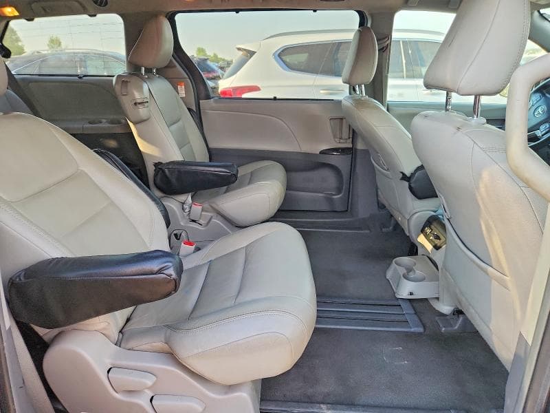 2019 TOYOTA SIENNA XLE 8-PASSENGER 10