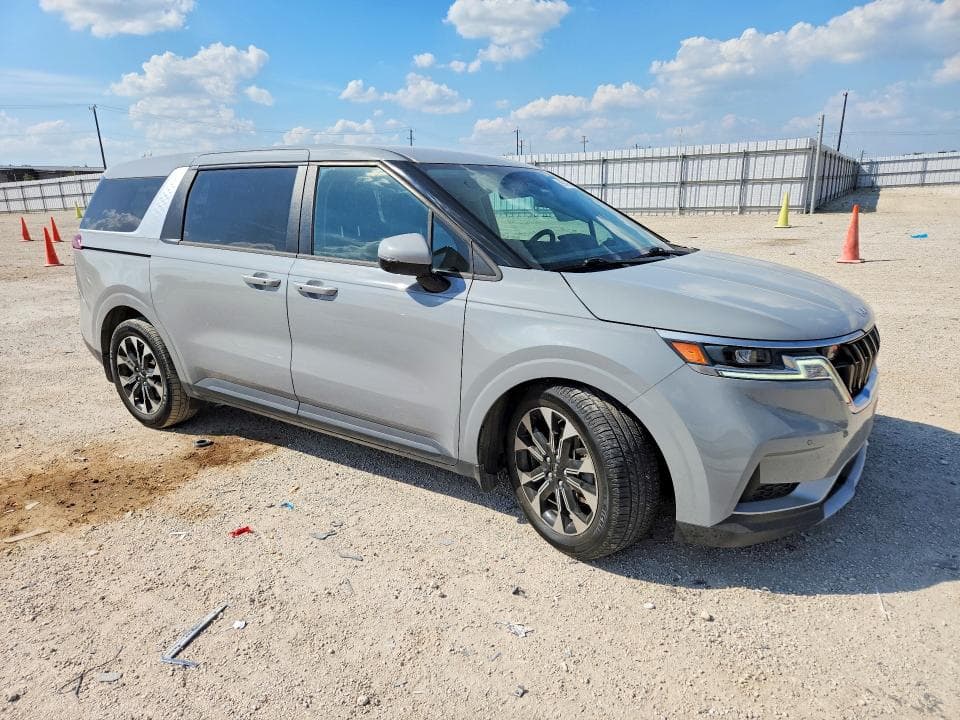 2022 KIA CARNIVAL EX 4