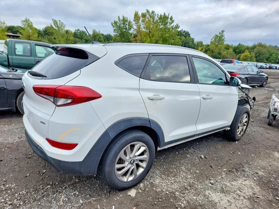 2017 HYUNDAI TUCSON SE 3