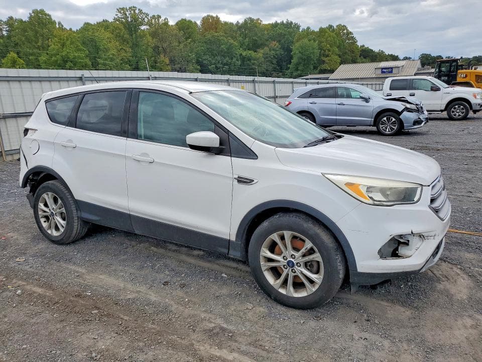 2017 FORD ESCAPE SE 4