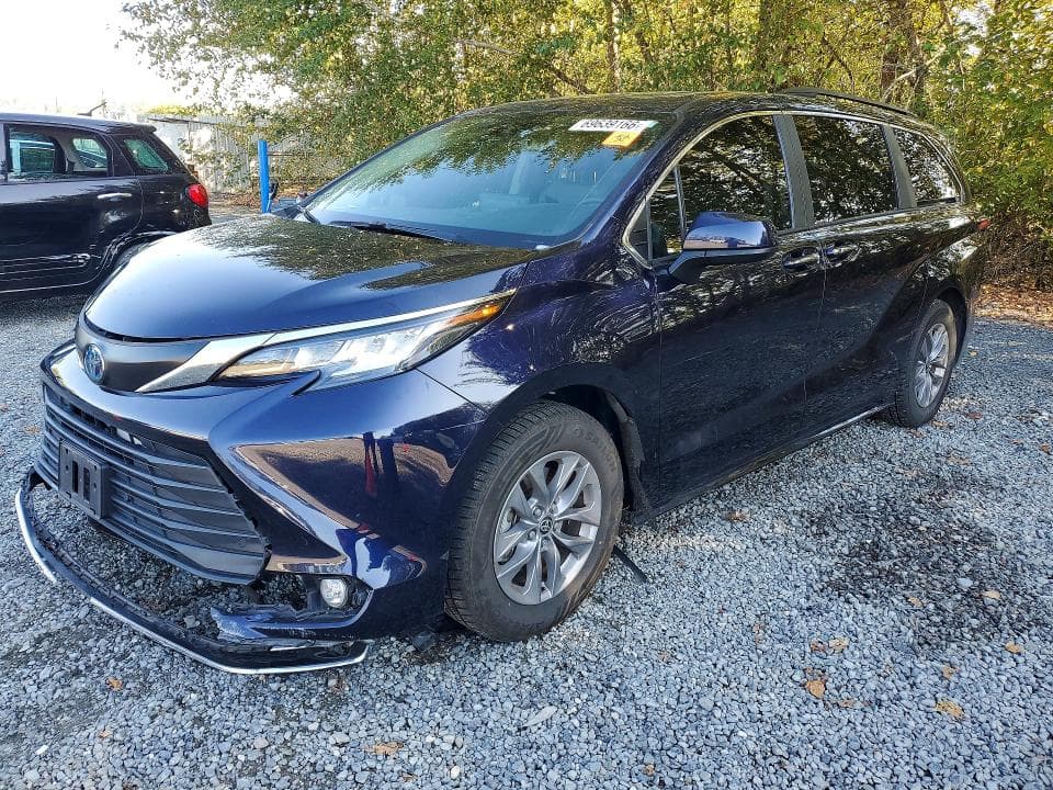 2022 TOYOTA SIENNA XLE