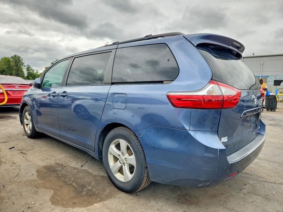 2017 TOYOTA SIENNA LE 2