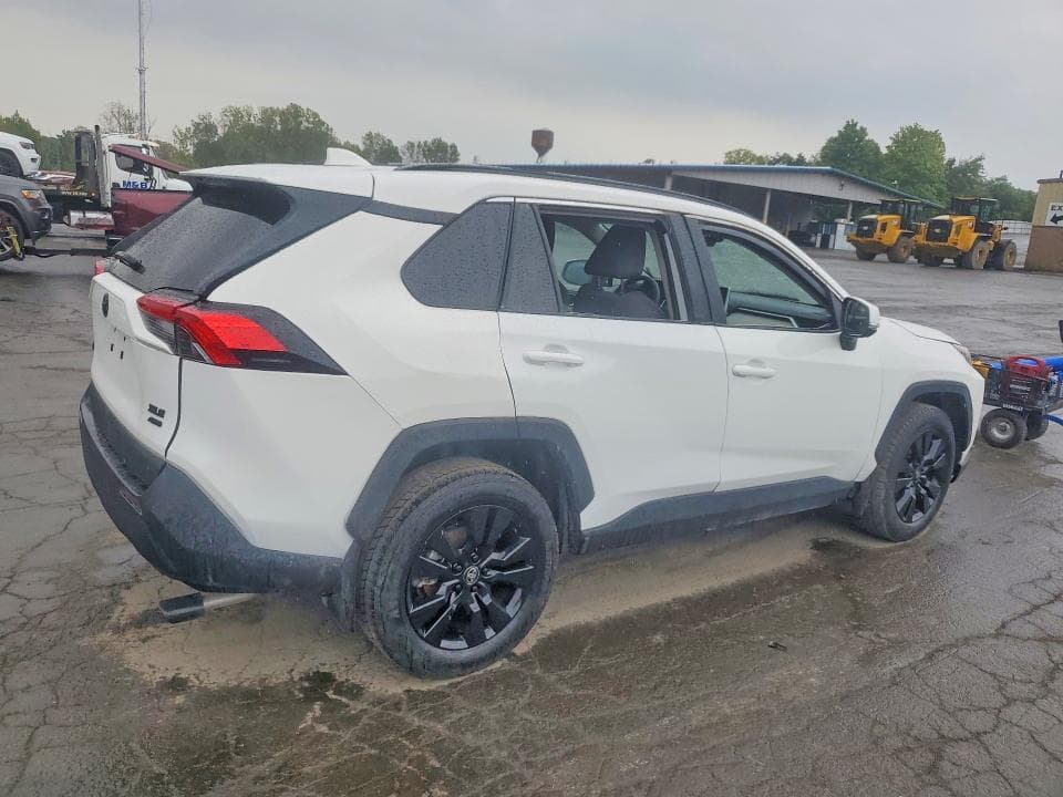2025 TOYOTA RAV4 XLE 3