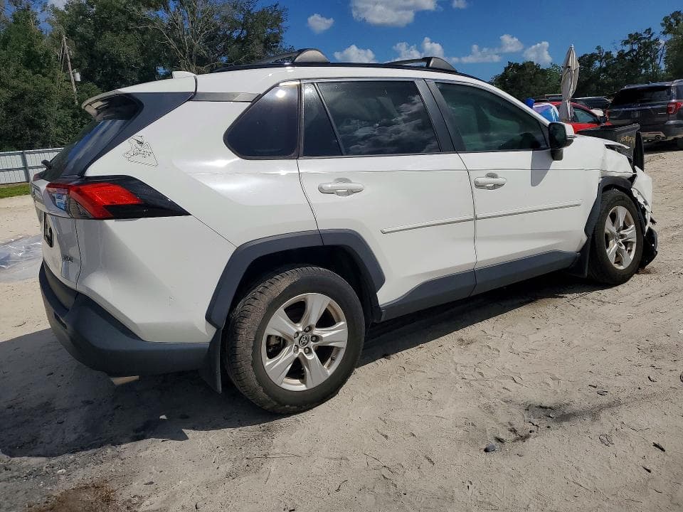 2021 TOYOTA RAV4 XLE 3