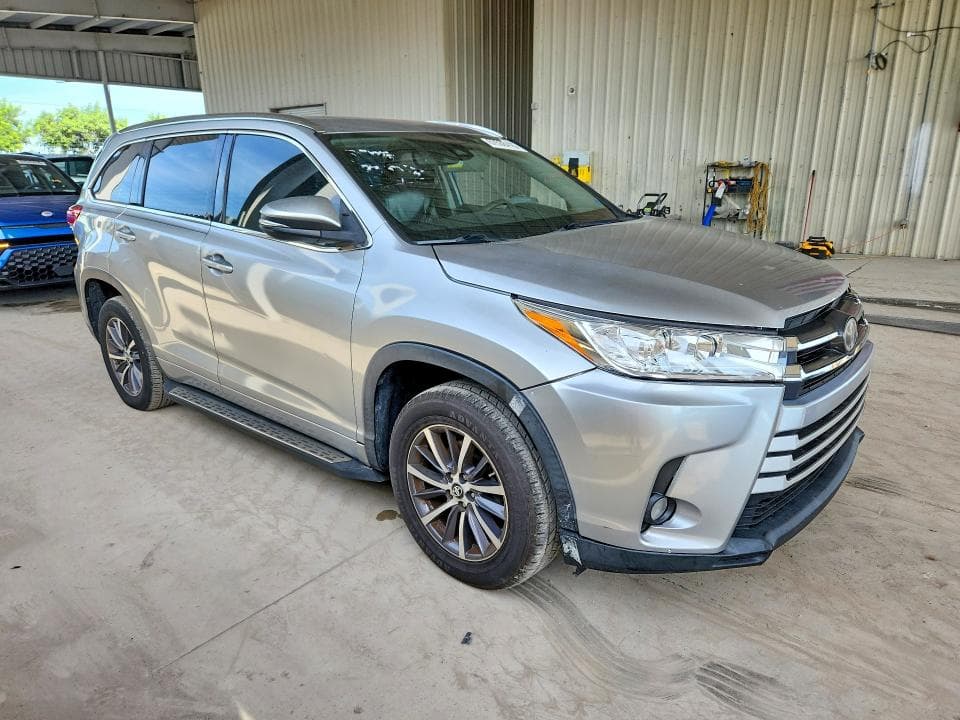 2017 TOYOTA HIGHLANDER XLE 4